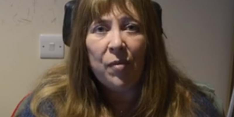 Fiona kan nu vende sig selv